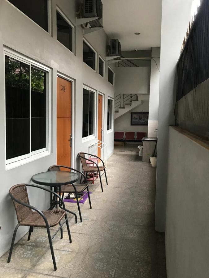 37 Guesthouse Jakarta Bagian luar foto