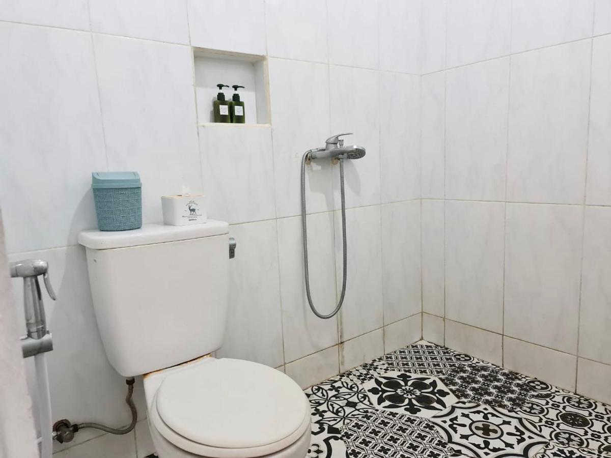 37 Guesthouse Jakarta Bagian luar foto